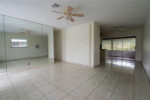House in Tamarac, Florida 2 bedrooms, 85.28 sq.m. № 1931830 - photo 5