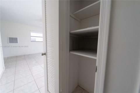 House in Tamarac, Florida 2 bedrooms, 85.28 sq.m. № 1931830 - photo 11