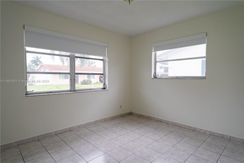 House in Tamarac, Florida 2 bedrooms, 85.28 sq.m. № 1931830 - photo 12
