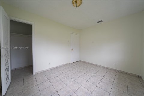House in Tamarac, Florida 2 bedrooms, 85.28 sq.m. № 1931830 - photo 15
