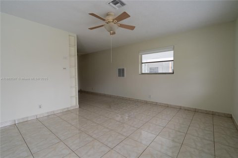 House in Tamarac, Florida 2 bedrooms, 85.28 sq.m. № 1931830 - photo 4