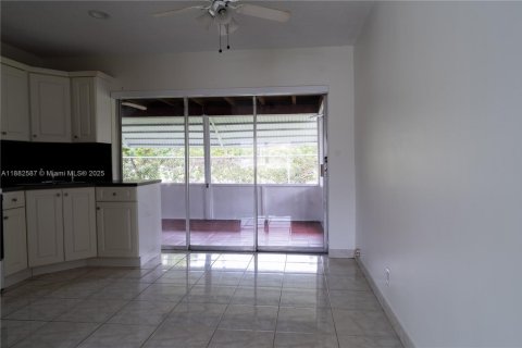 House in Tamarac, Florida 2 bedrooms, 85.28 sq.m. № 1931830 - photo 7