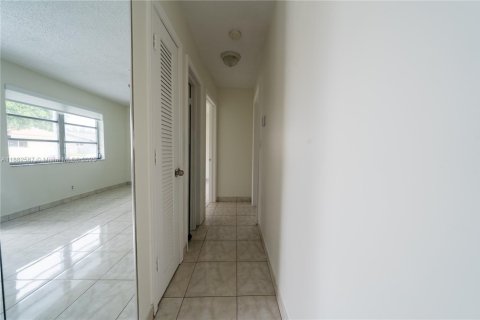 House in Tamarac, Florida 2 bedrooms, 85.28 sq.m. № 1931830 - photo 10