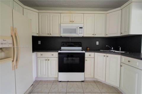 House in Tamarac, Florida 2 bedrooms, 85.28 sq.m. № 1931830 - photo 9