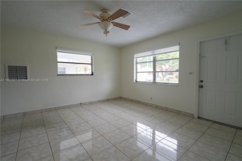 House in Tamarac, Florida 2 bedrooms, 85.28 sq.m. № 1931830 - photo 6