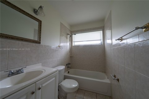 House in Tamarac, Florida 2 bedrooms, 85.28 sq.m. № 1931830 - photo 21