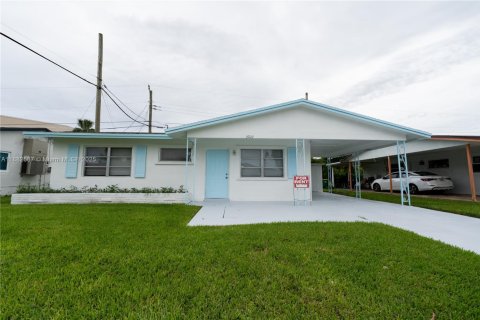 House in Tamarac, Florida 2 bedrooms, 85.28 sq.m. № 1931830 - photo 1