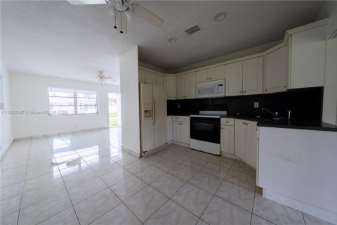 House in Tamarac, Florida 2 bedrooms, 85.28 sq.m. № 1931830 - photo 8