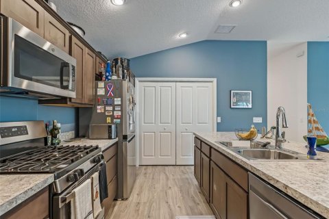 House in The Villages, Florida 2 bedrooms, 117.61 sq.m. № 1919147 - photo 12
