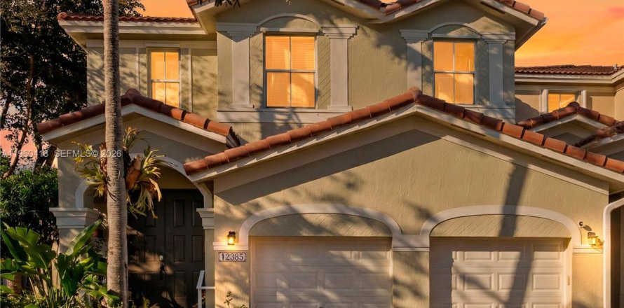 Townhouse in Miami, Florida 4 bedrooms, 186.08 sq.m. № 2024226