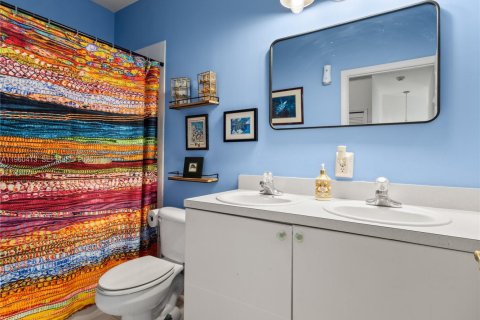 Townhouse in Miami, Florida 4 bedrooms, 186.08 sq.m. № 2024226 - photo 27