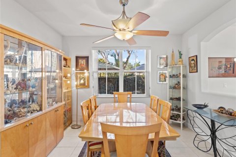 Townhouse in Miami, Florida 4 bedrooms, 186.08 sq.m. № 2024226 - photo 12