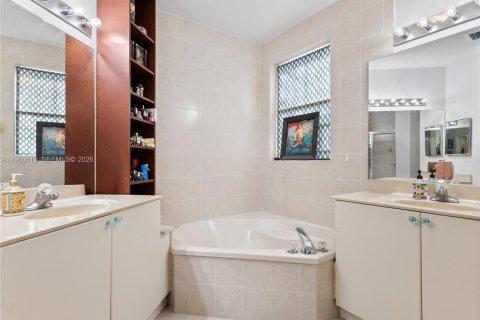 Townhouse in Miami, Florida 4 bedrooms, 186.08 sq.m. № 2024226 - photo 26