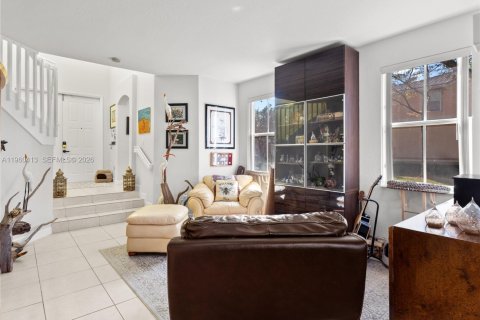 Townhouse in Miami, Florida 4 bedrooms, 186.08 sq.m. № 2024226 - photo 10