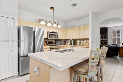 Townhouse in Miami, Florida 4 bedrooms, 186.08 sq.m. № 2024226 - photo 14