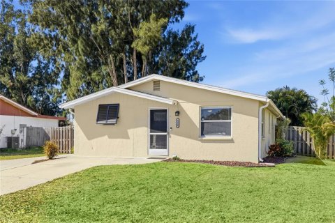 Villa ou maison à louer à Sarasota, Floride: 3 chambres, 96.25 m2 № 2114459 - photo 2