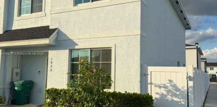 Adosado en Florida City, Florida 3 dormitorios, 159.33 m2 № 1975935