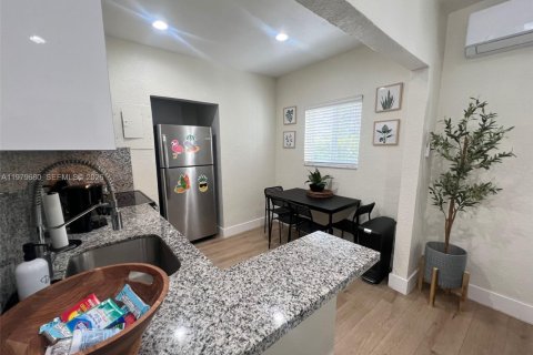 Casa en alquiler en Hollywood, Florida, 1 dormitorio, 437.85 m2 № 2045249 - foto 2