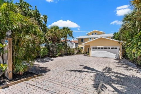 Casa en venta en Cocoa Beach, Florida, 5 dormitorios, 222.97 m2 № 1814963 - foto 1