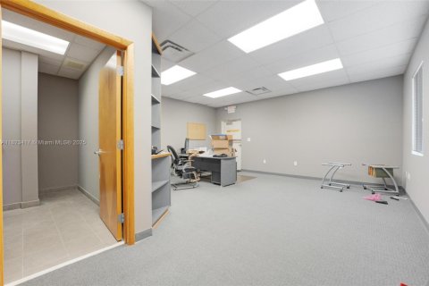 Commercial property in Fort Lauderdale, Florida № 1937832 - photo 24