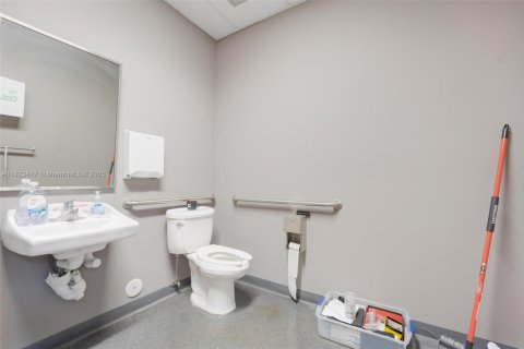 Commercial property in Fort Lauderdale, Florida № 1937832 - photo 20