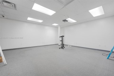 Commercial property in Fort Lauderdale, Florida № 1937832 - photo 28