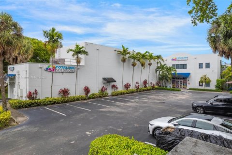 Commercial property in Fort Lauderdale, Florida № 1937832 - photo 1