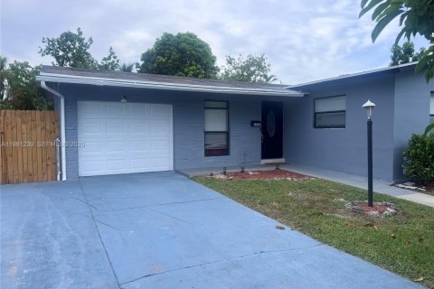 Снять в аренду виллу или дом в Норт-Лодердейл, Флорида 3 спальни, 117.15м2, № 2044356 - фото 2