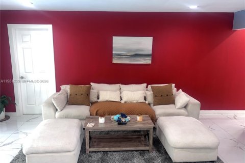 Снять в аренду виллу или дом в Норт-Лодердейл, Флорида 3 спальни, 117.15м2, № 2044356 - фото 4