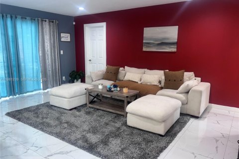 Снять в аренду виллу или дом в Норт-Лодердейл, Флорида 3 спальни, 117.15м2, № 2044356 - фото 3