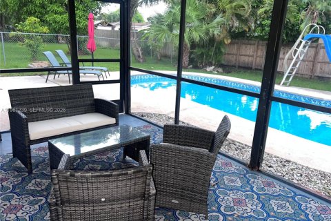 Снять в аренду виллу или дом в Норт-Лодердейл, Флорида 3 спальни, 117.15м2, № 2044356 - фото 8