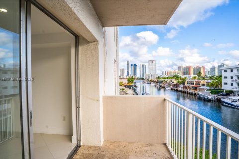 Copropriété à louer à North Miami Beach, Floride: 2 chambres, 74.97 m2 № 1990654 - photo 20