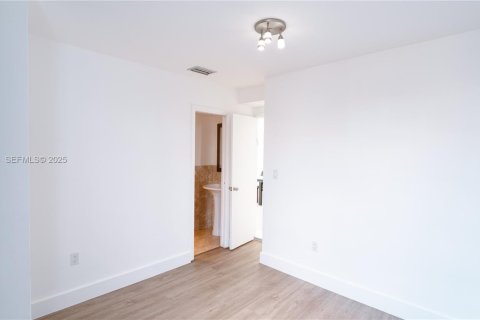 Copropriété à louer à North Miami Beach, Floride: 2 chambres, 74.97 m2 № 1990654 - photo 11
