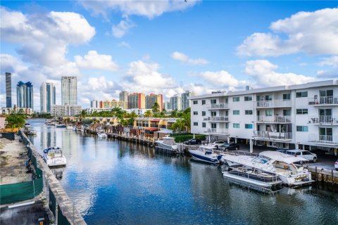 Copropriété à louer à North Miami Beach, Floride: 2 chambres, 74.97 m2 № 1990654 - photo 1