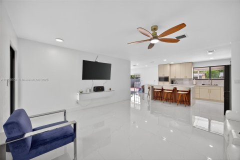 Villa ou maison à vendre à Miami, Floride: 4 chambres, 183.67 m2 № 1966349 - photo 6