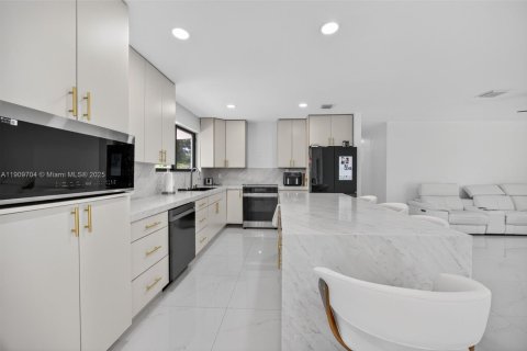 Villa ou maison à vendre à Miami, Floride: 4 chambres, 183.67 m2 № 1966349 - photo 9