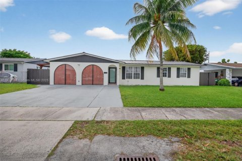 Villa ou maison à vendre à Miami, Floride: 4 chambres, 183.67 m2 № 1966349 - photo 1