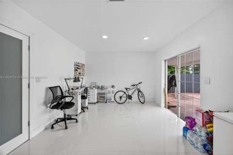Villa ou maison à vendre à Miami, Floride: 4 chambres, 183.67 m2 № 1966349 - photo 10