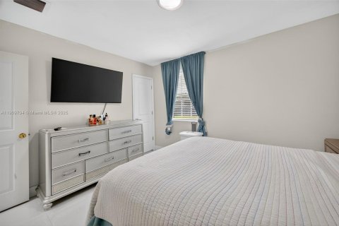 Villa ou maison à vendre à Miami, Floride: 4 chambres, 183.67 m2 № 1966349 - photo 16