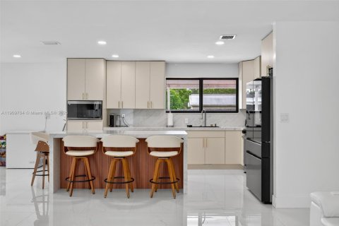 Villa ou maison à vendre à Miami, Floride: 4 chambres, 183.67 m2 № 1966349 - photo 5