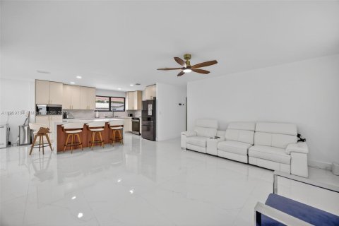 Villa ou maison à vendre à Miami, Floride: 4 chambres, 183.67 m2 № 1966349 - photo 4