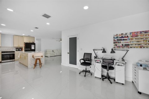 Villa ou maison à vendre à Miami, Floride: 4 chambres, 183.67 m2 № 1966349 - photo 11