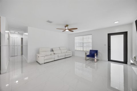 Villa ou maison à vendre à Miami, Floride: 4 chambres, 183.67 m2 № 1966349 - photo 7