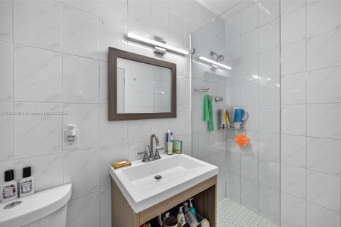 Villa ou maison à vendre à Miami, Floride: 4 chambres, 183.67 m2 № 1966349 - photo 14