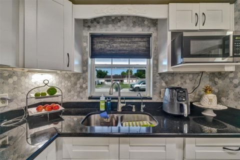 House in Tampa, Florida 4 bedrooms, 138.89 sq.m. № 2360546 - photo 14