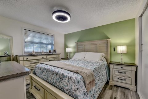 House in Tampa, Florida 4 bedrooms, 138.89 sq.m. № 2360546 - photo 15