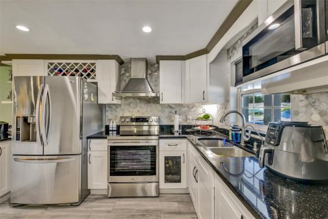 House in Tampa, Florida 4 bedrooms, 138.89 sq.m. № 2360546 - photo 9
