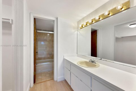 Снять в аренду кондоминиум в Корал-Гейблс, Флорида 2 спальни, 96.43м2, № 2034811 - фото 12