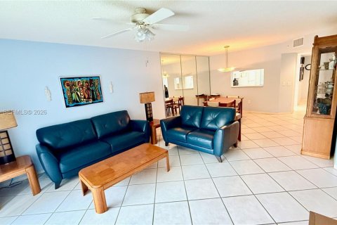 Condo in Pembroke Pines, Florida, 2 bedrooms  № 2091124 - photo 12