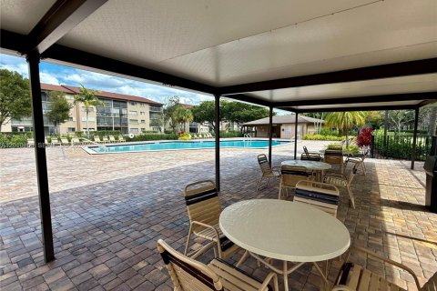 Condo in Pembroke Pines, Florida, 2 bedrooms  № 2091124 - photo 22